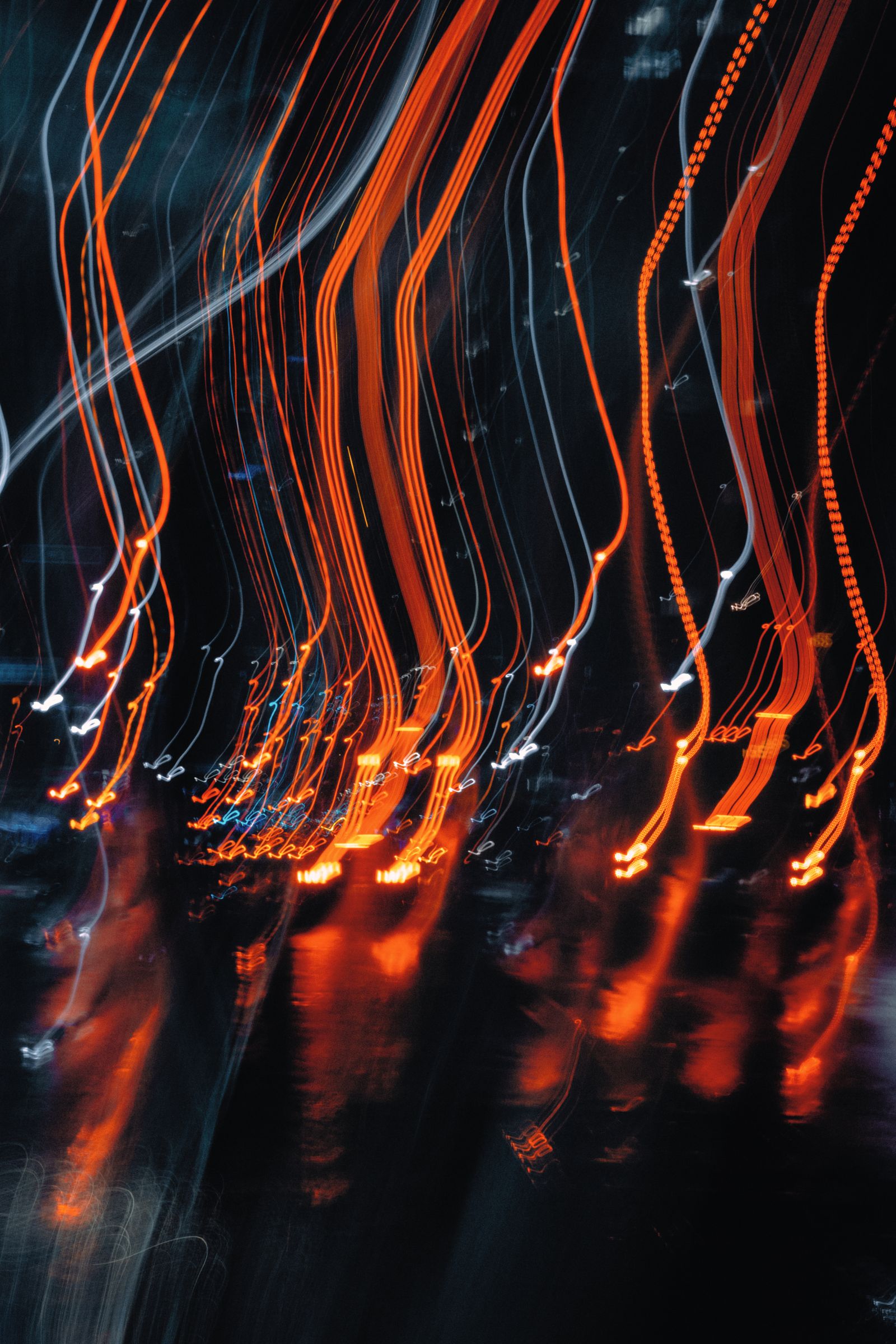 Orange Lichtspuren auf dunklem Grund